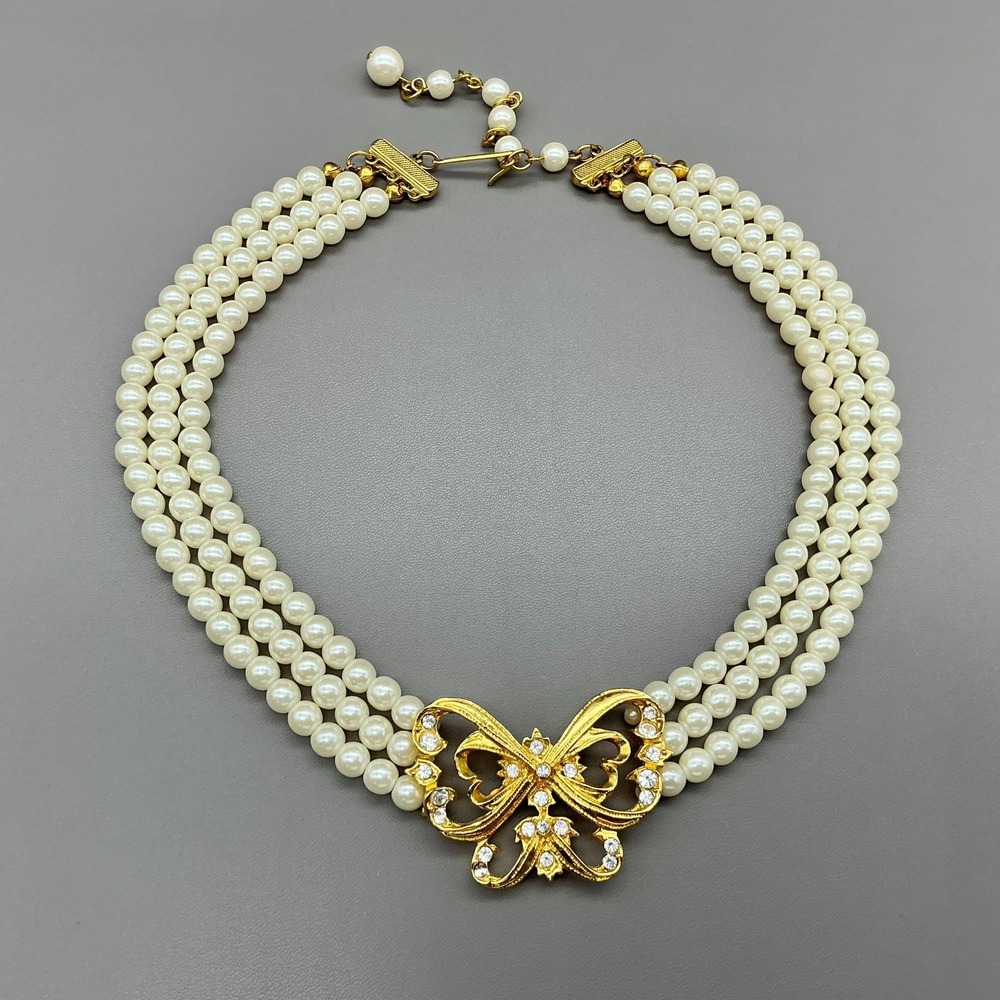 Avon Necklace 3 Strand Faux Pearls Gold Tone Rhinestone Bow Vintage 16 Inch - Picture 4 of 8